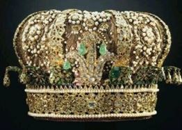 Who was the first Muslim king to use a crown and why