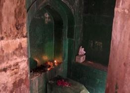 The dargah in Fatehpur Sikri baoli